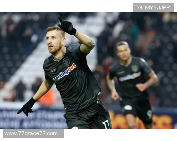 沙尔克04队艰难逆转取胜，实现胜利走向胜利征程